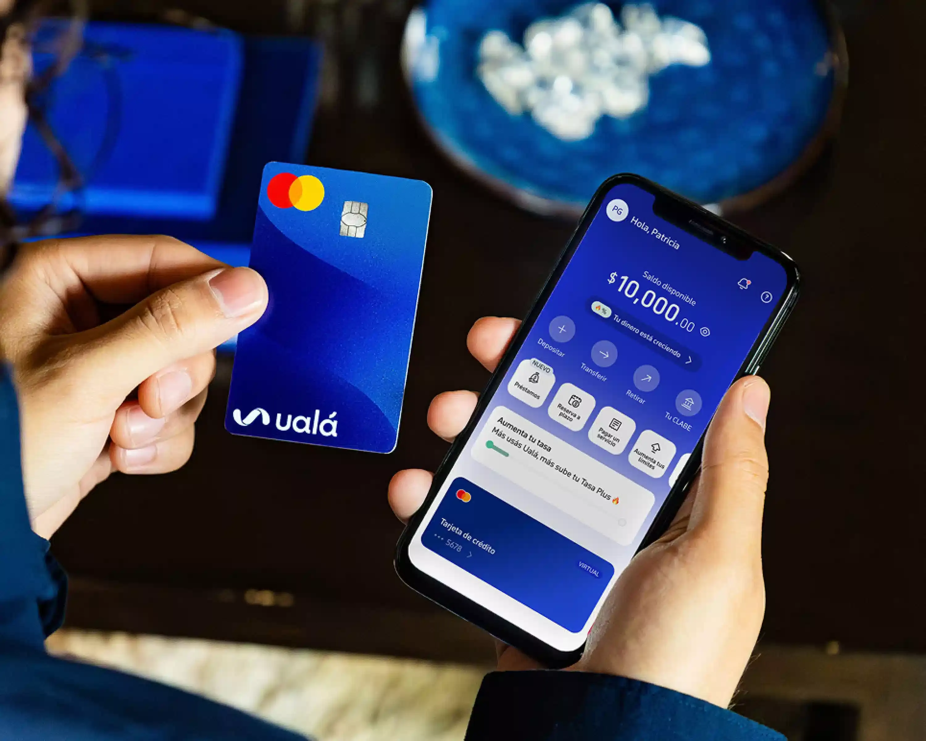 Imágen de persona sosteniendo celular y tarjeta de crédito