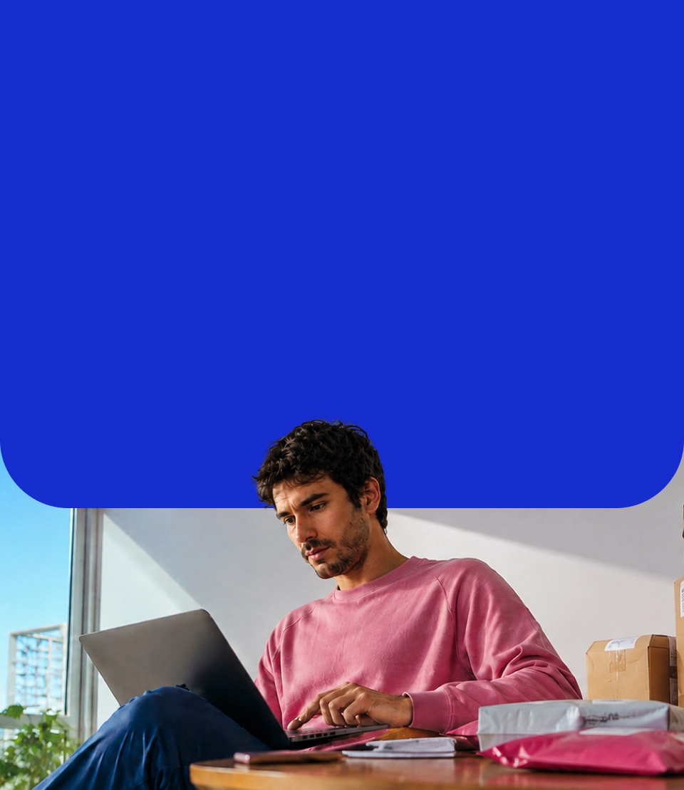 hombre mirando la computadora