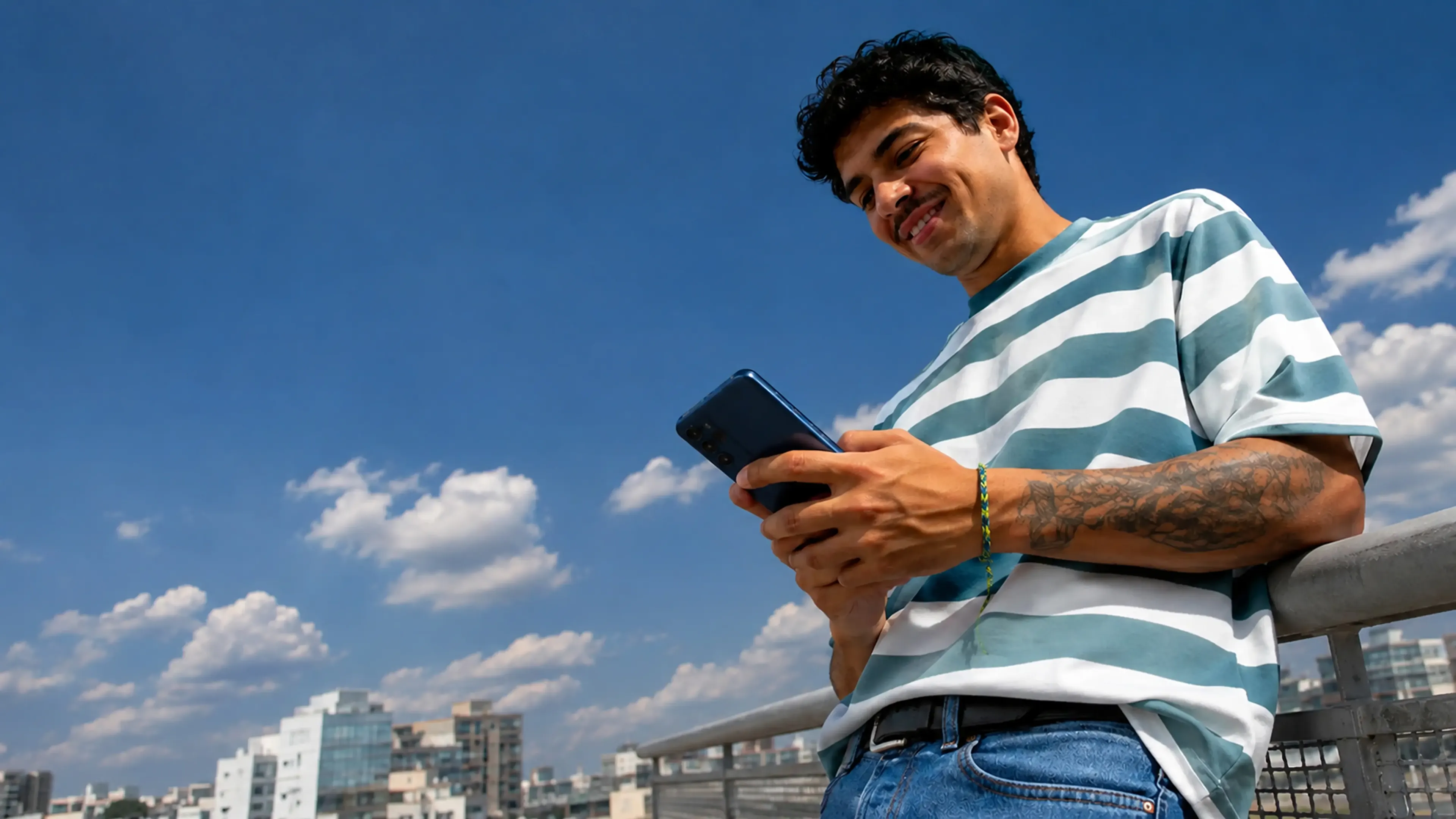 Imágen de persona con celular