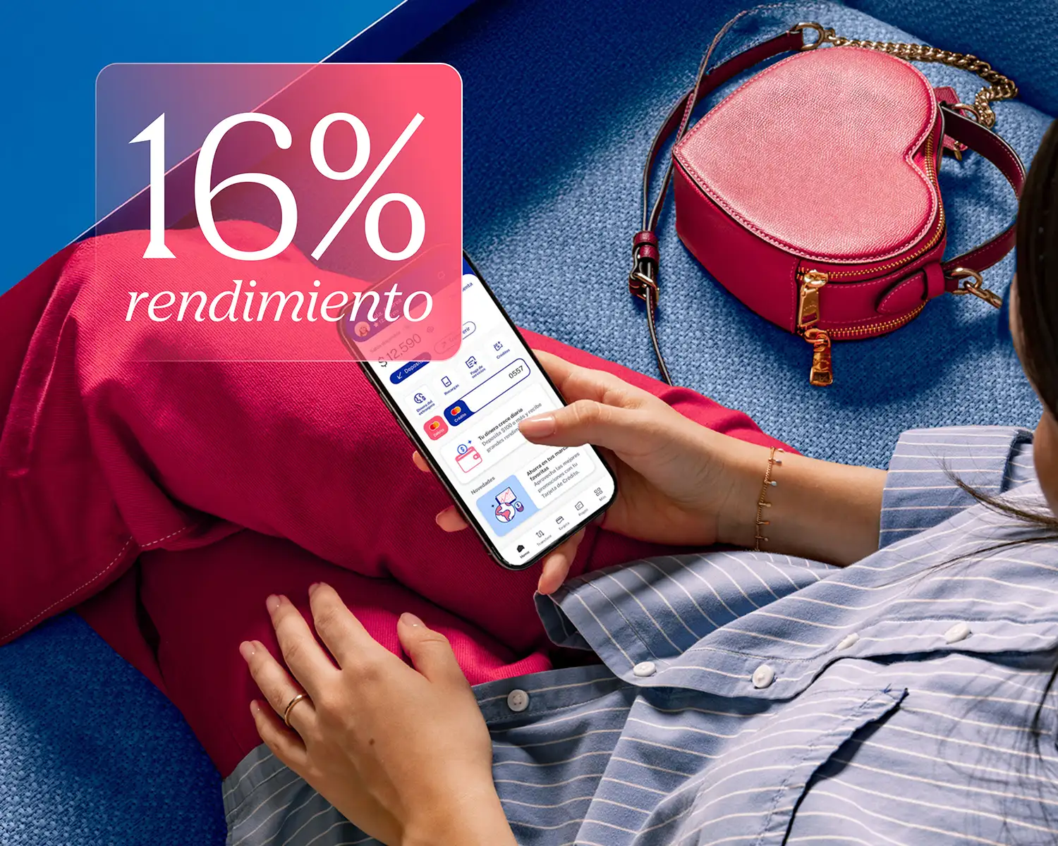 Imagen de una mujer sosteniendo su app de Ualá y mostrando sus rendimientos del 16% anual en Ualá.