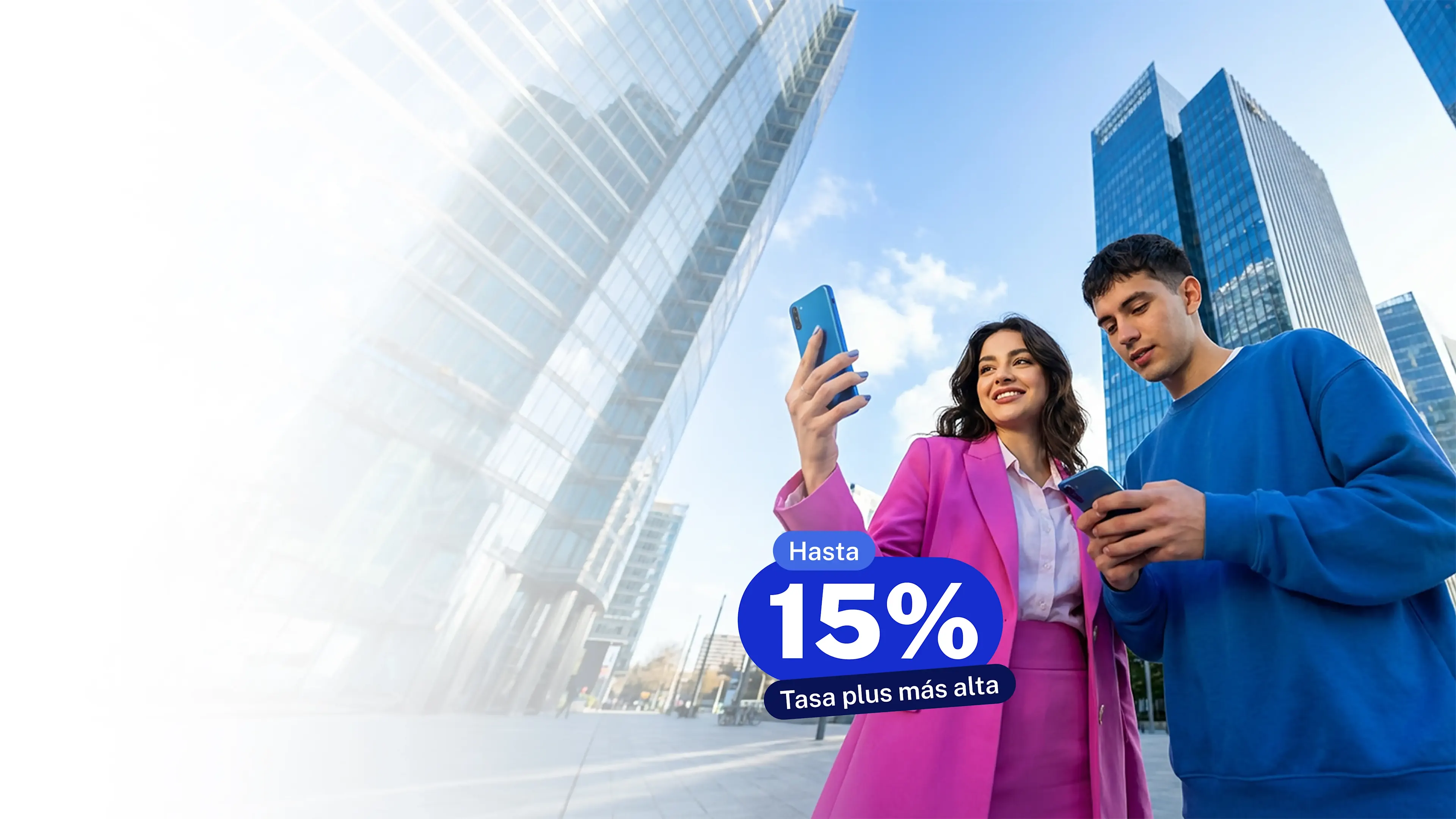 Mujer y hombre chequeando el celular en una ciudad