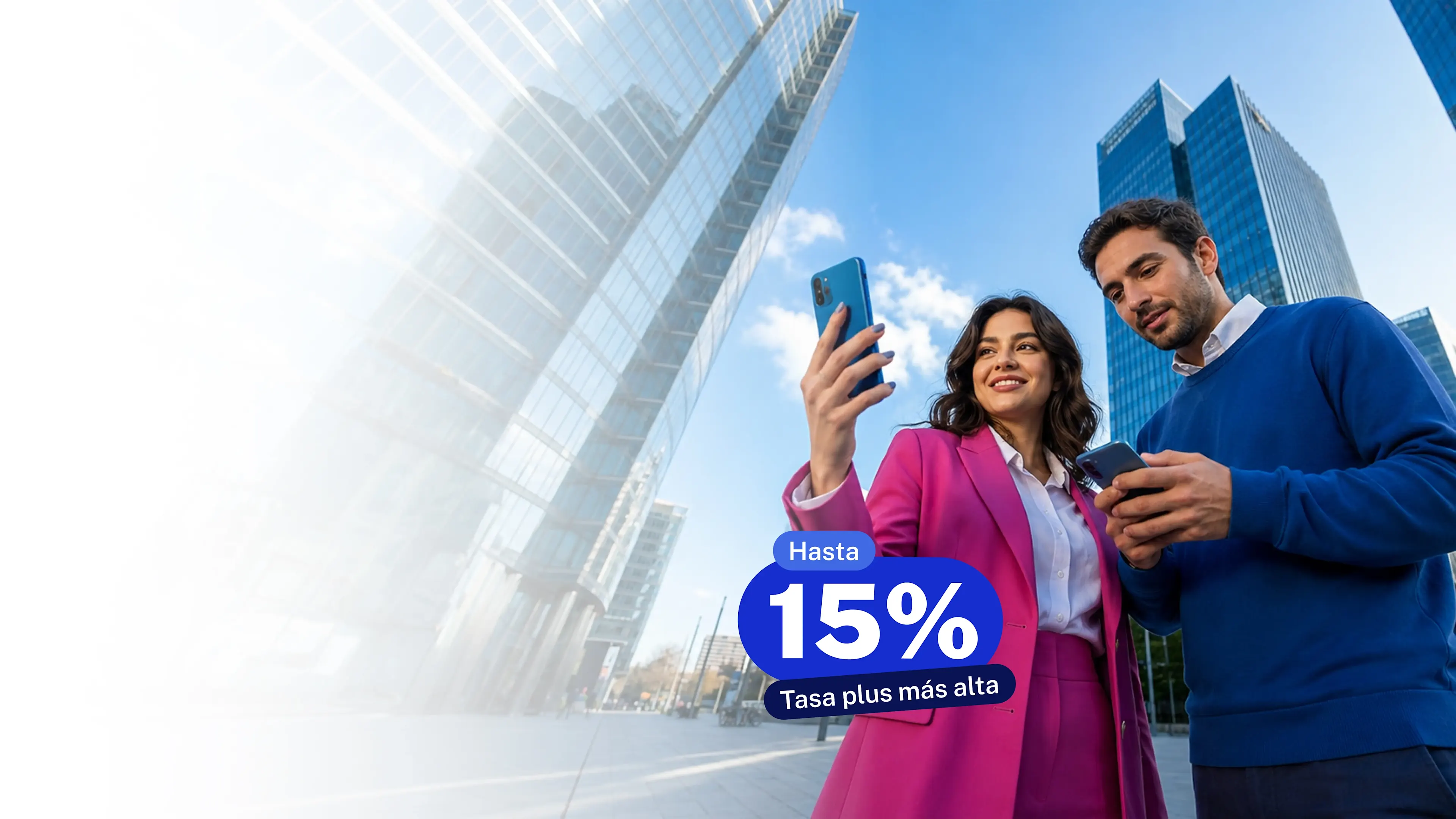 Mujer y hombre chequeando el celular en una ciudad