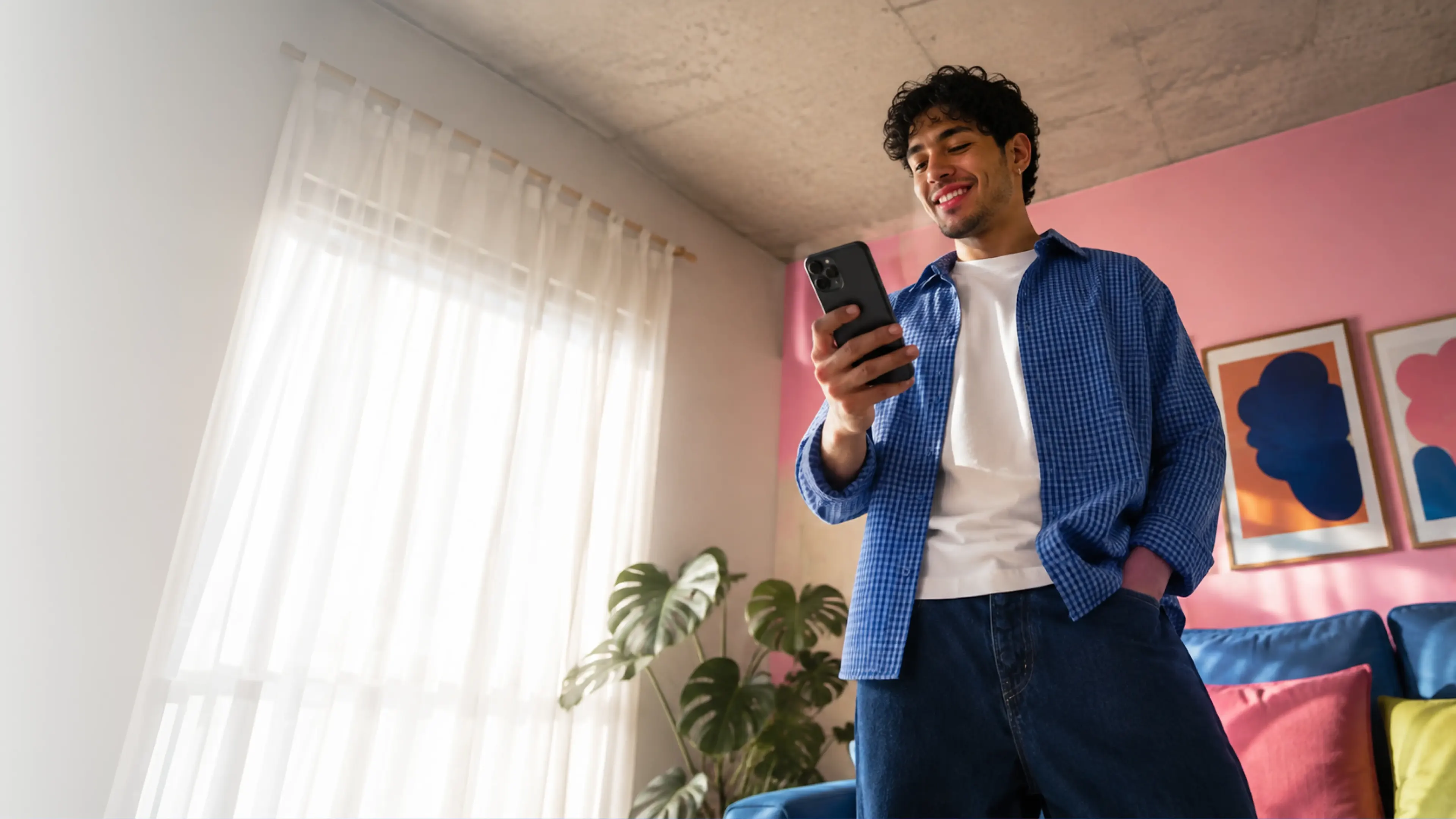 Hombre con celular