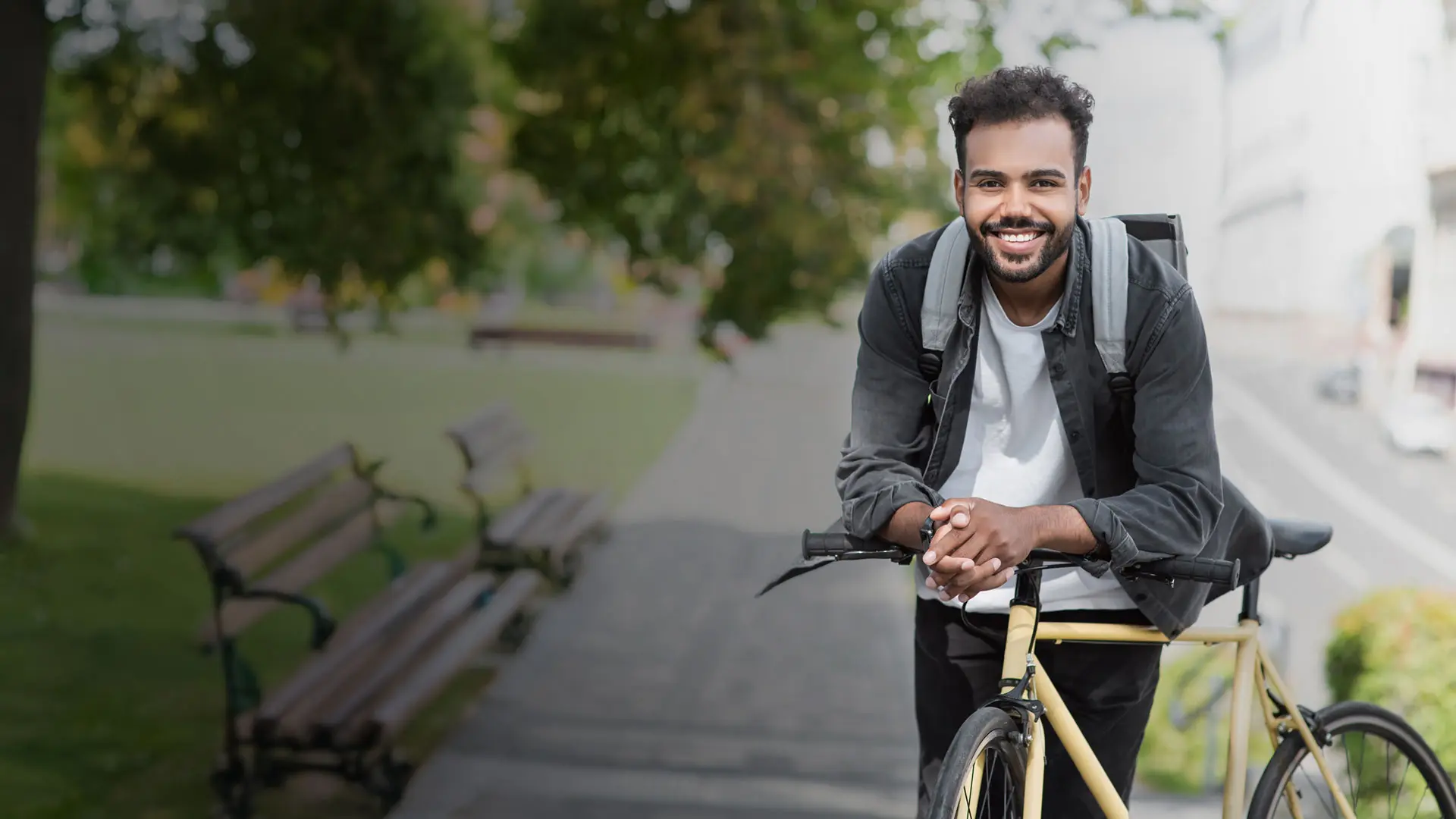 Imagen de una persona con su bicicleta y la tasa de la cuenta de rendimiento de Ualá.