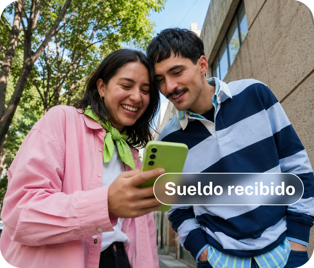 Imagen de una pareja con su celular recibiendo el depósito de su sueldo en Ualá.