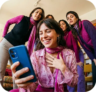 mujeres mirando un celular