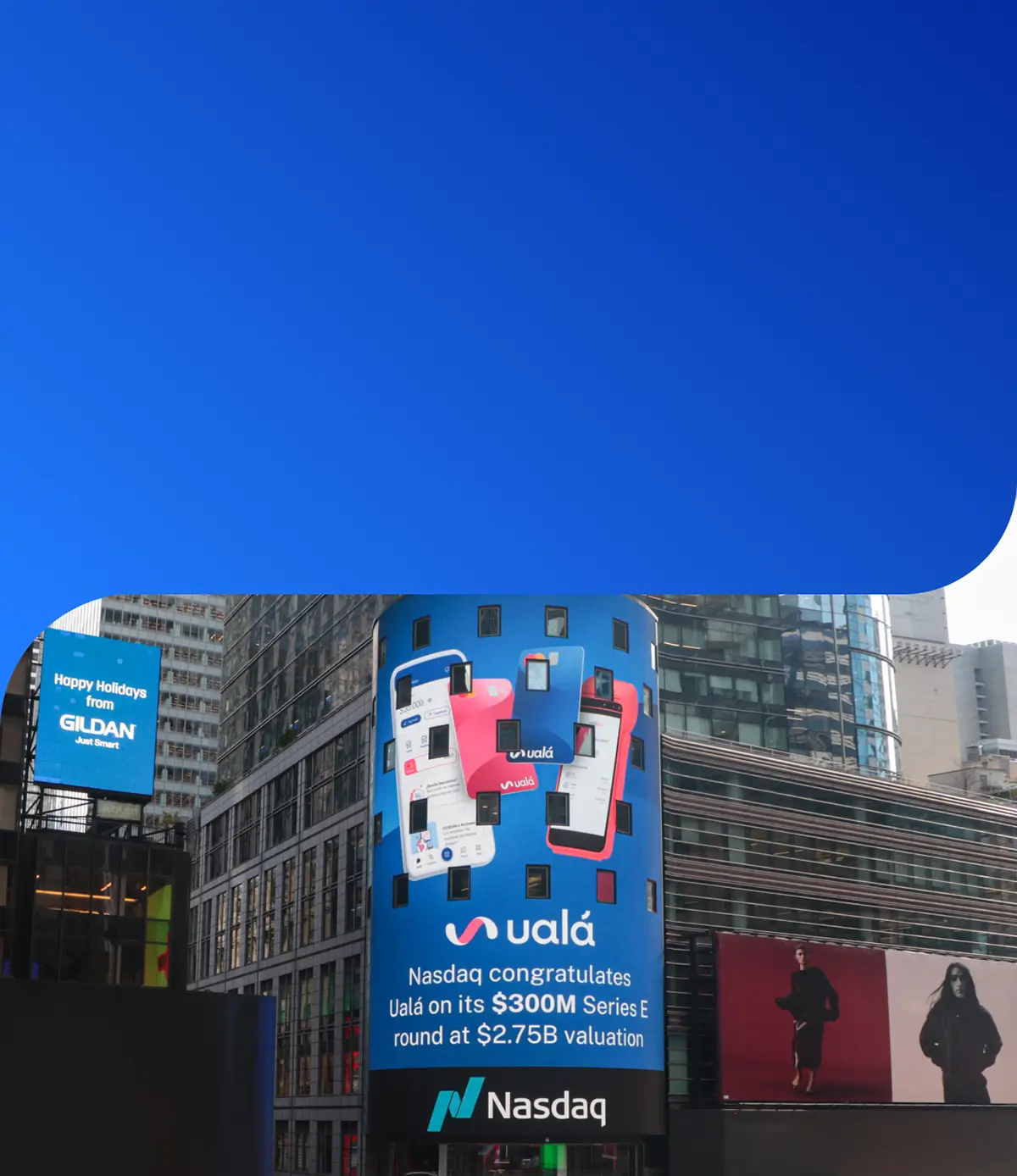 Image of the Nasdaq Tower displaying a congratulatory message for Ualá.