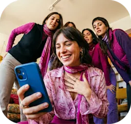 mujeres mirando un celular