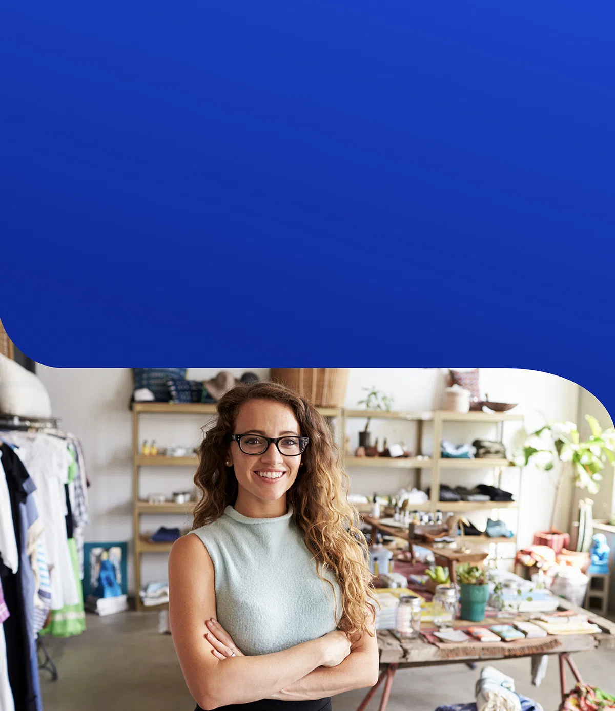 Mujer en su negocio que ofrece cuotas