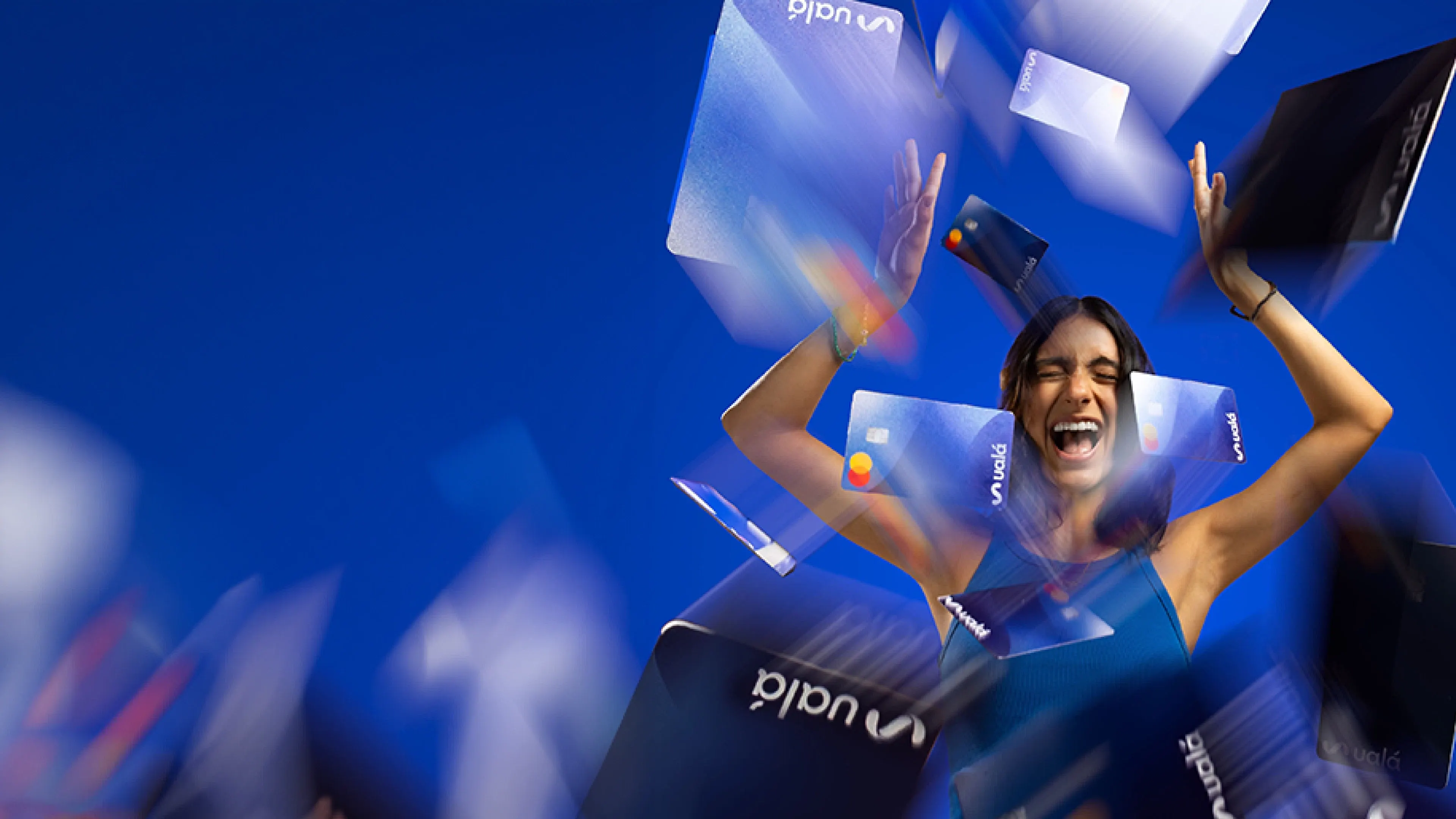 Imágen de persona con tarjetas