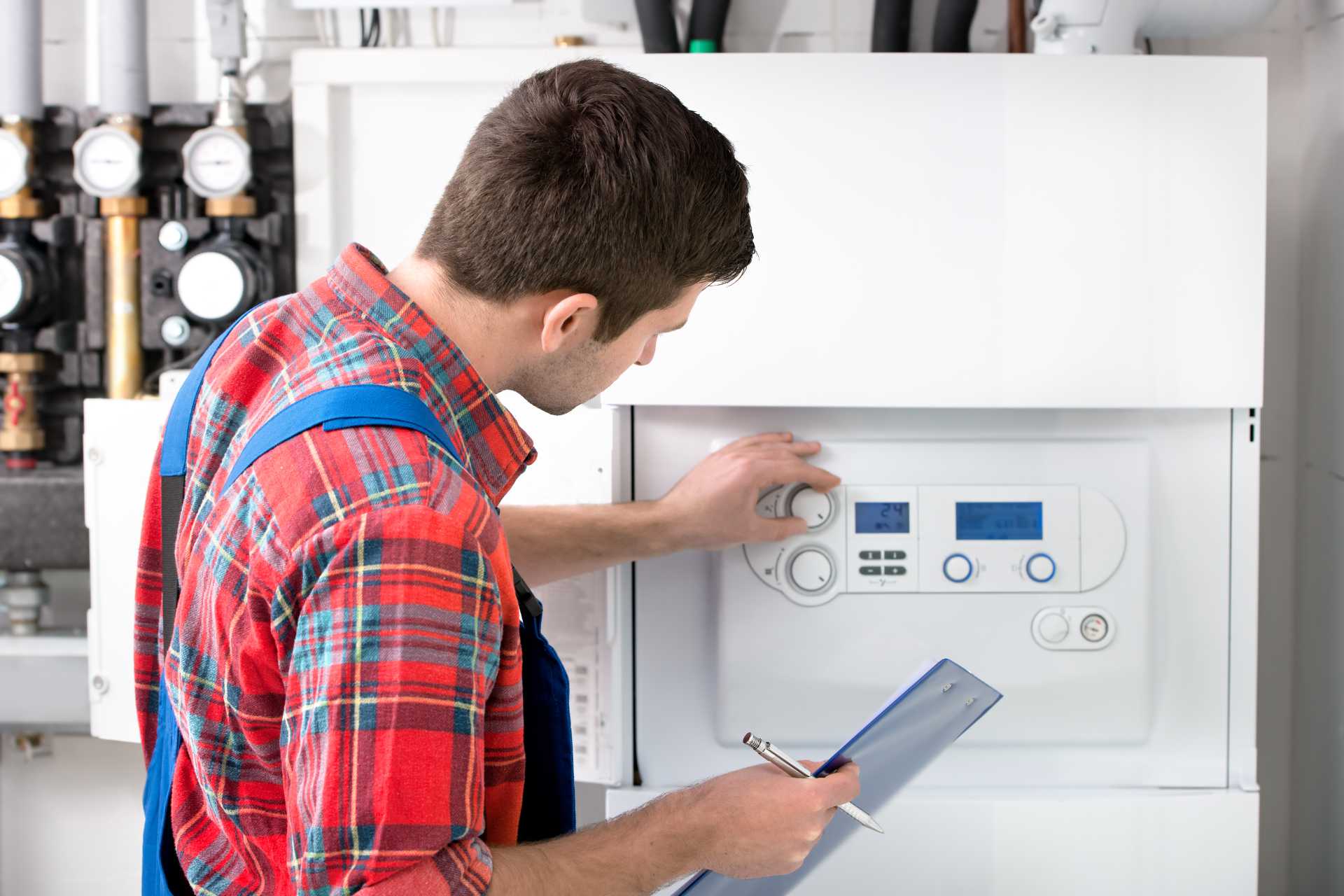Technik instalator dobiera parametry nastawy kotła gazowego