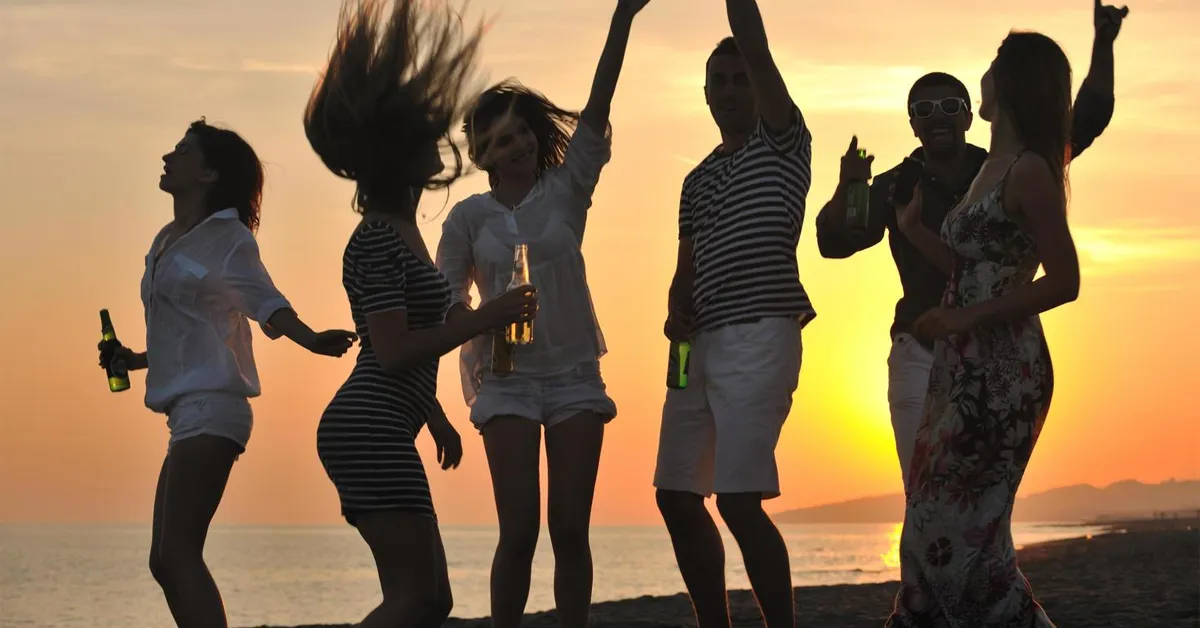 Jovenes disfrutando en la playa