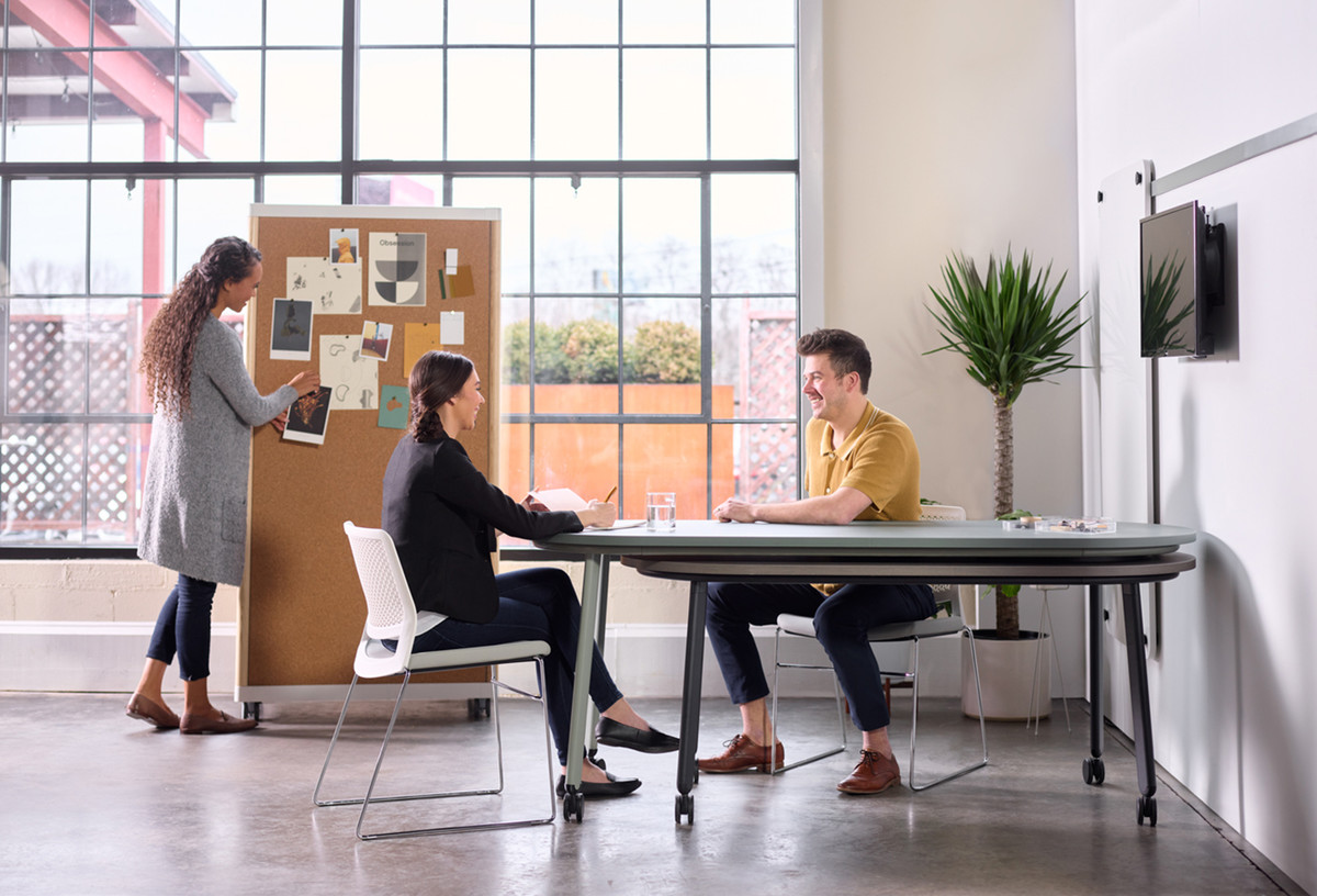 flexible office with movable workstations and mobile partitions