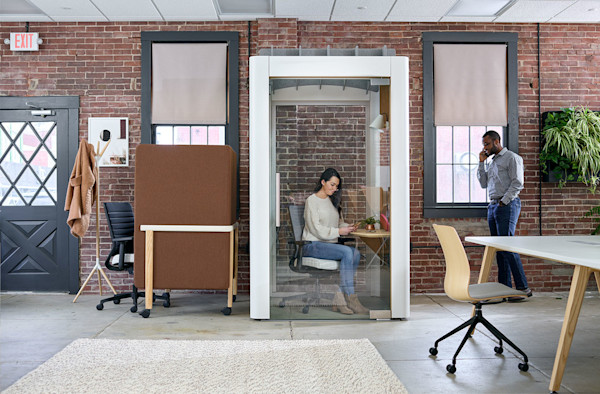 acoustic pods for focused work in a multifunctional modern office design with mobile office furniture