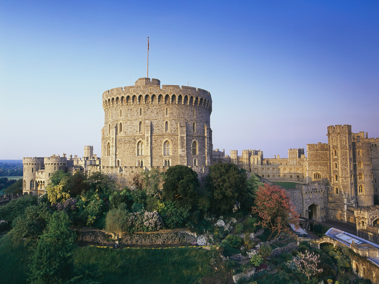 File:Windsor Castle Round Tower 2.jpg - Wikimedia Commons