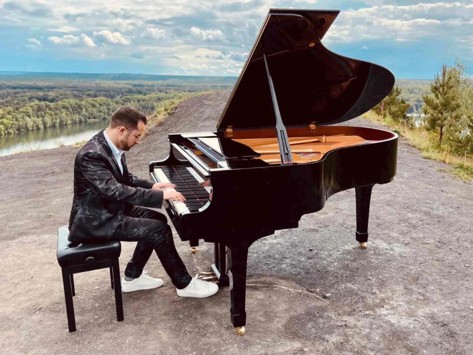 Production photo of Reconnection World Tour, Daniel Verstappen showing Daniel Verstappen plays a grand piano.