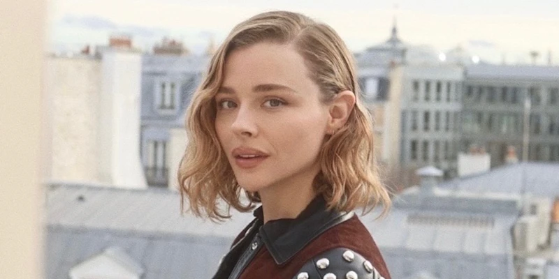 Chloë Grace Moretz in Caroline