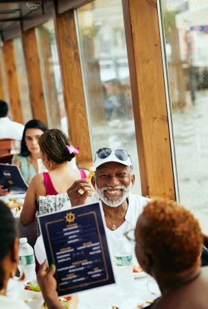 Sightseeing Tour Along a Hudson on Luxury Boat