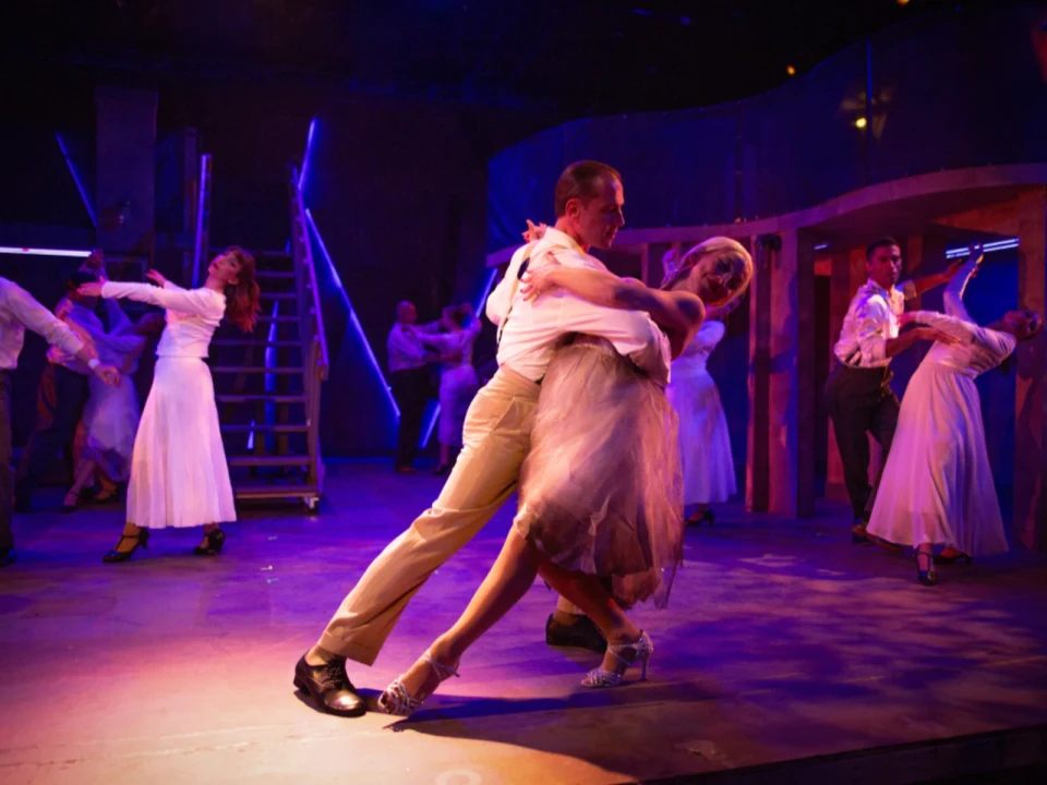 Production shot of Momia en el clóset: Evita's Return in Washington, DC with Fran Tapia as Eva Perón and Marti­n Ruiz as Juan Perón dancing in a social dance tango style.