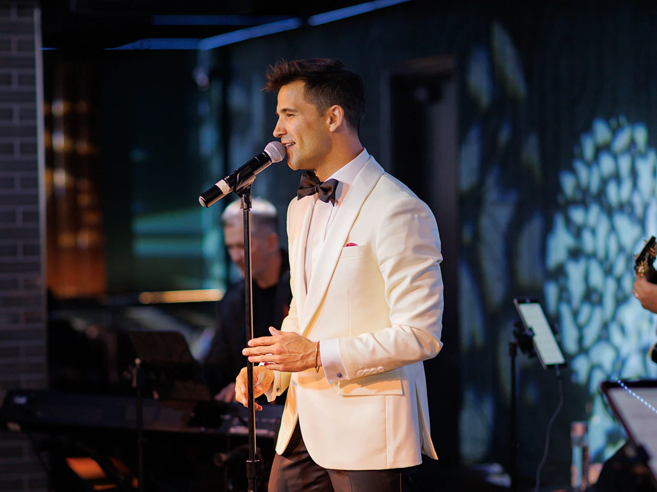 Dez Duron at the Midnight Theatre Tickets | New York | TodayTix