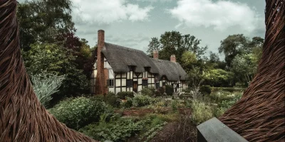 Anne Hathaway’s cottage in Stratford-upon-Avon (Photo by Zoltan Tasi on Unsplash) 
