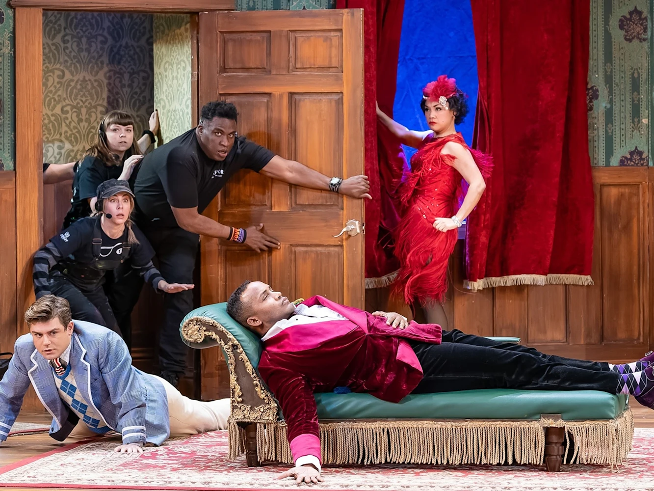 The Play That Goes Wrong: What to expect - 2