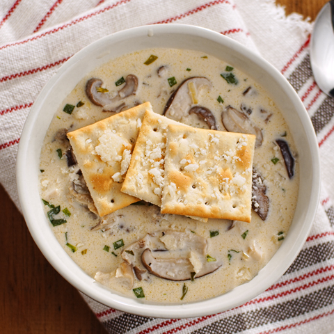 Soupe crémeuse aux champignons frais assortis accompagnée de craquelins PREMIUM PLUS