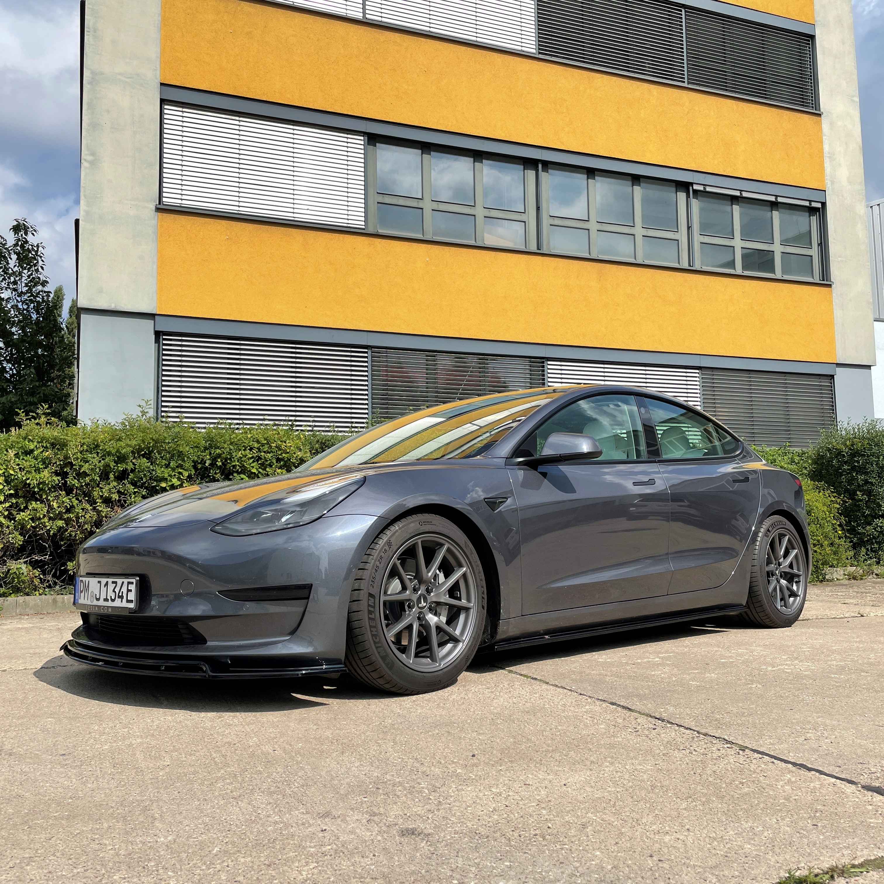 Tesla Model 3 SR+