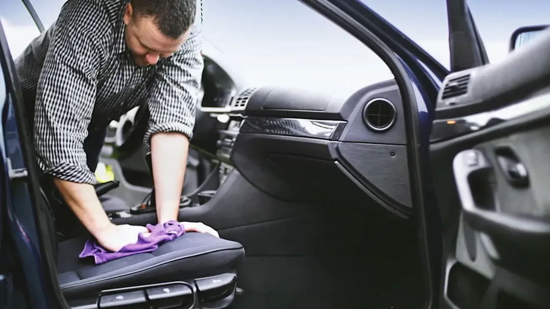 ¿Cómo lavar el tapiz del auto?