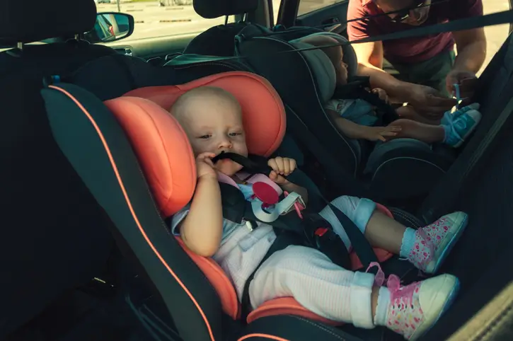 CO | Niños en silla de auto