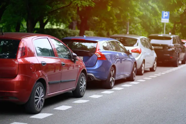 auto estacionando en paralelo entre dos vehículos
