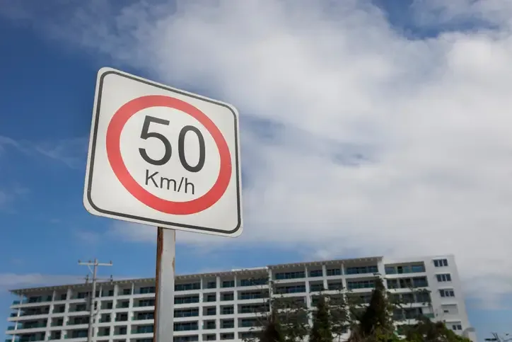 SM | límite de velocidad en zonas urbanas 50 km/h