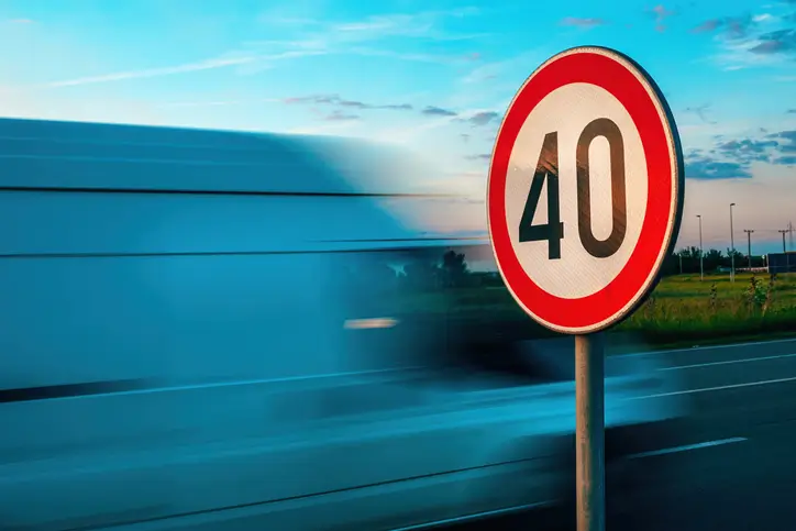 Señales de tránsito en Chile con ejemplos de señalización preventiva y reglamentaria