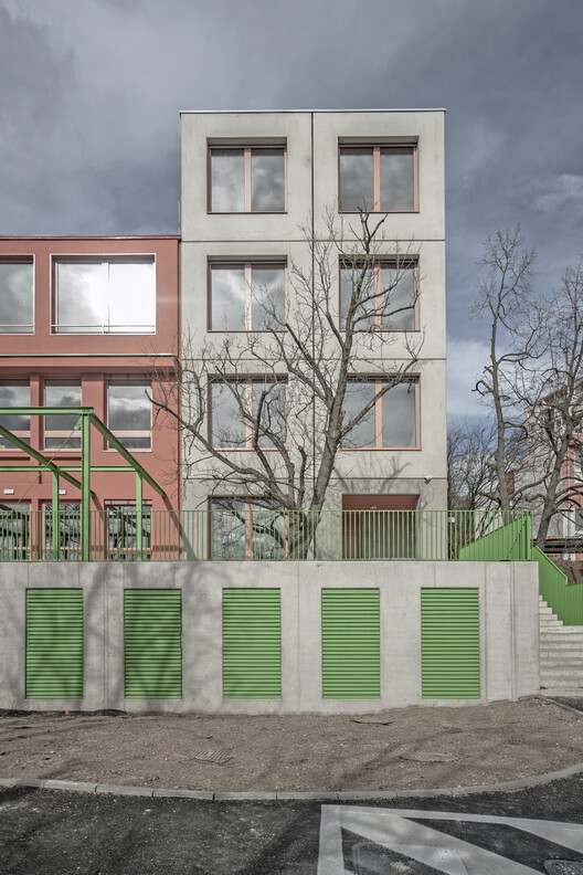 Construcción de torres departamentales y casas residenciales