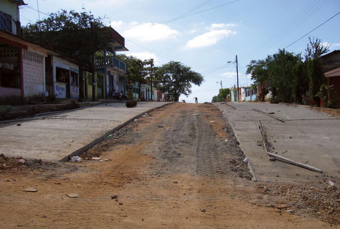 Alumbrado público, drenajes y pavimentación de calles