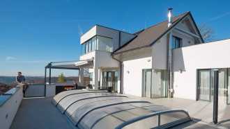 Einfamilienhaus mit Außenpool und großem Balkon sowie Satteldach und Flachdach von BMI Österreich