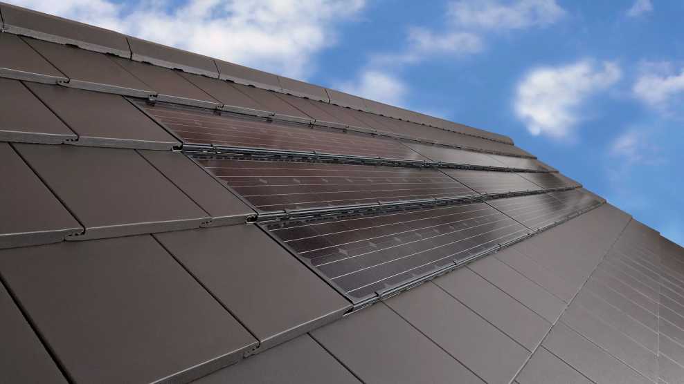 Dach mit Tegalit Dachsteinen und integrierter Photovoltaikanlage 