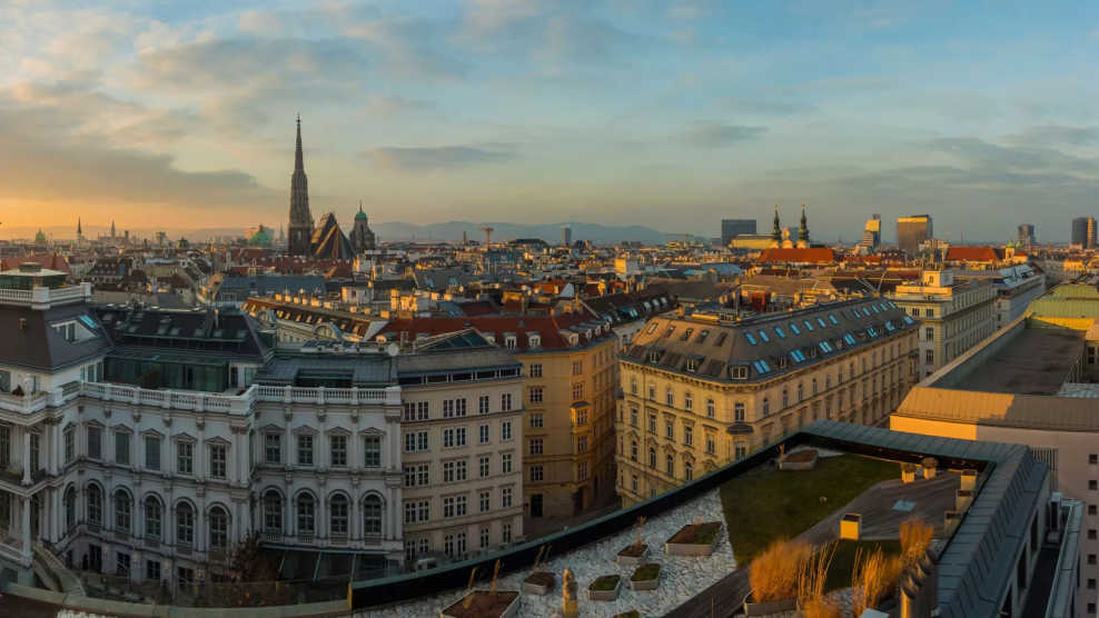 Dächer von Wien aus der Vogelperspektive im Abendrot 