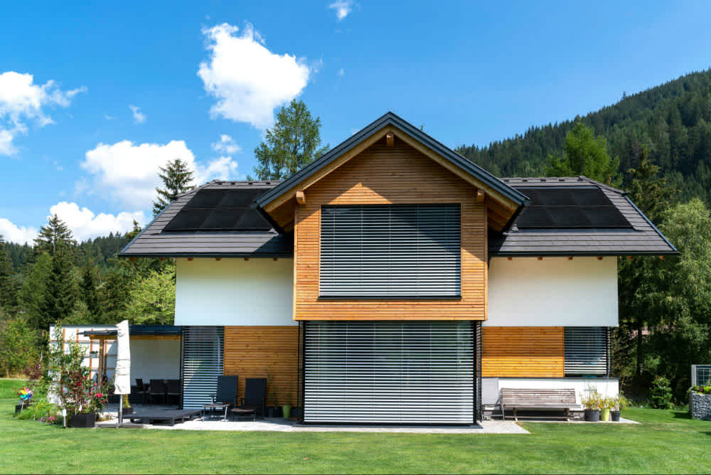 modernes Einfamilienhaus mit Garten sowie einem PV-Indach System