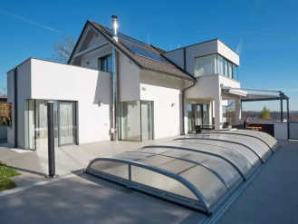 Modernes Einfamilienhaus mit weißer Fassade, Steildach sowie Flachdach Kombination und Außenpool