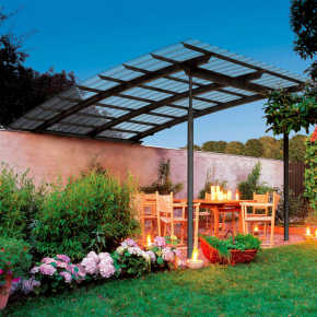 Lichtdach von BMI Bramac im Garten mit Esstisch ermöglicht ein gemütliches Beisammensein mit Freunden und Familie