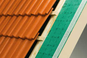 grafische Darstellung der thermischen Sanierung eines Steildaches mit ein Blick auf die Konstruktion inklusiver Dampfsperrbahn und auf die Dachsteine von BMI Bramac 