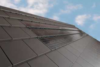 Steildach im Detail zeigt Photovoltaik Anlage im Dach integriert und Tegailt Dachsteinen