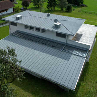 Dach eines kleinen Einfamilienhauses wird mit dem DichtDach von BMI Österreich verkleidet 