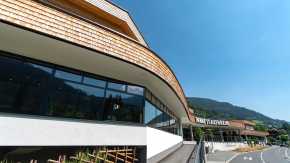 Alpiner Wellnessgenuss in der Therme St. Kathrein welche mit Flachdächern von BMI Villas ausgestattet ist und mit einer weitläfigen Glas- sowie Holzfassade überzeugt.