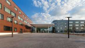 BMI Österreich Landesklinikum Baden mit Flachdächern und Eingang mit großer Glasfront