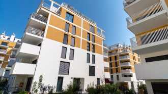BMI Österreich Parkapartments mit weiß, gelber Fassade und Balkonen