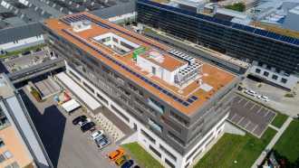 Flachdach der FUTUREbase mit PV-Anlagen und Gründach-Lösung auf rund 3.500 m²