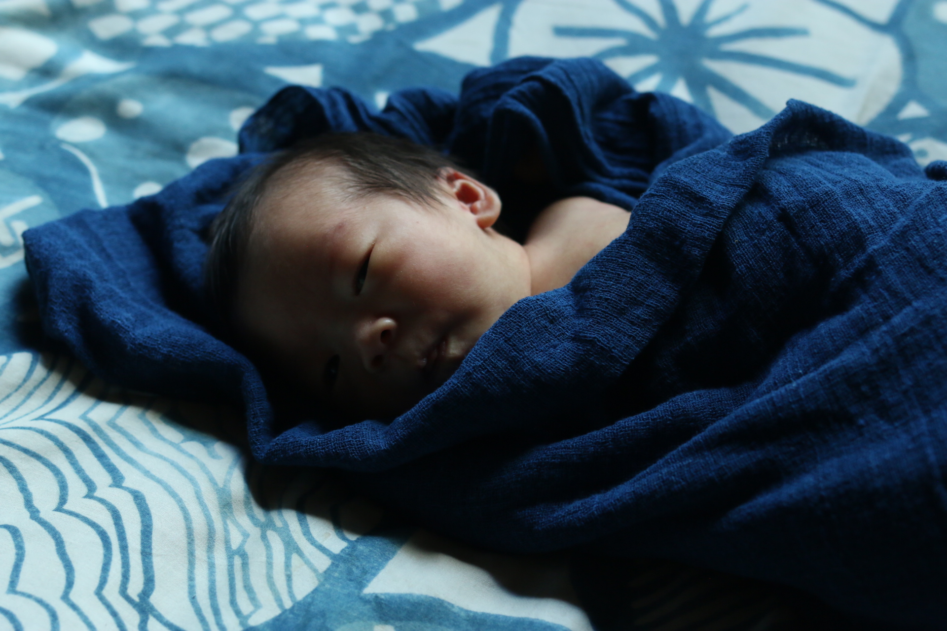 baby_with_indigo_cloth