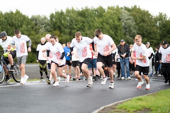 A group of B&Q Shelter Scotland Fundraisers running together